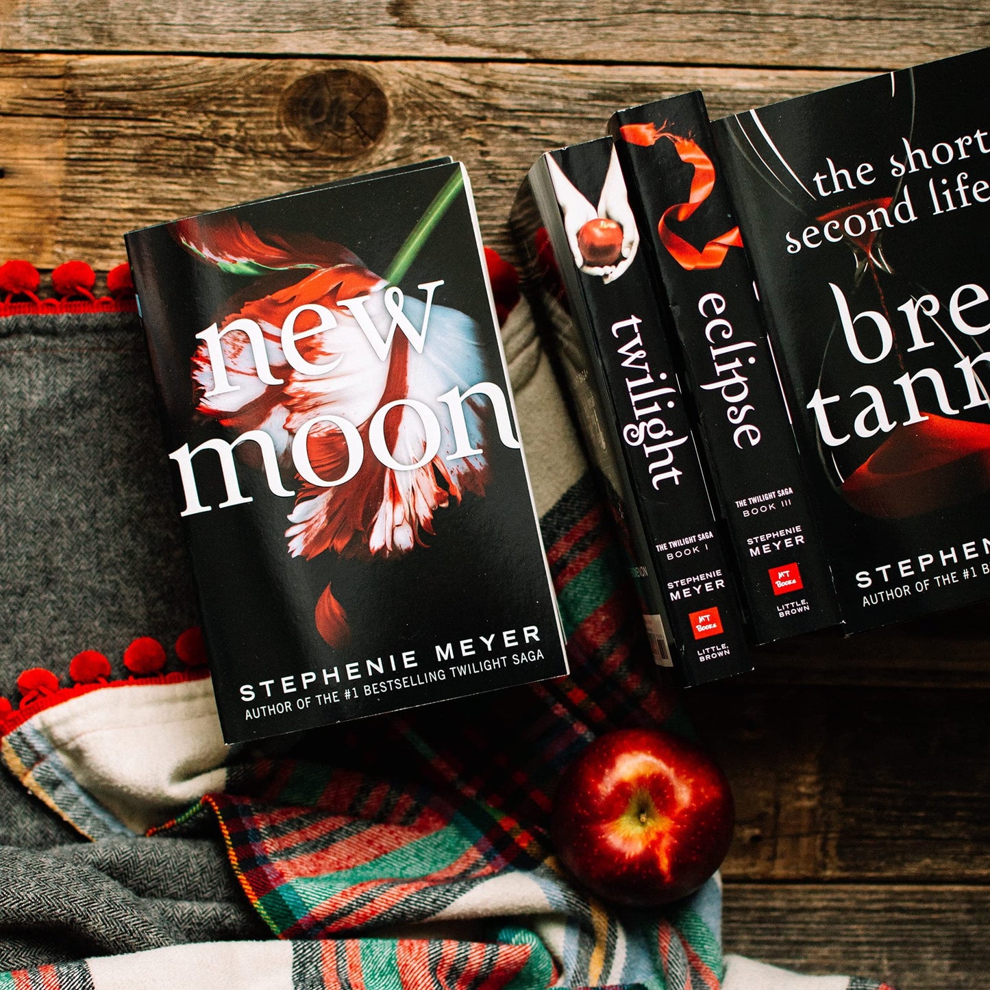 The Twilight Saga Complete Collection (Paperback)