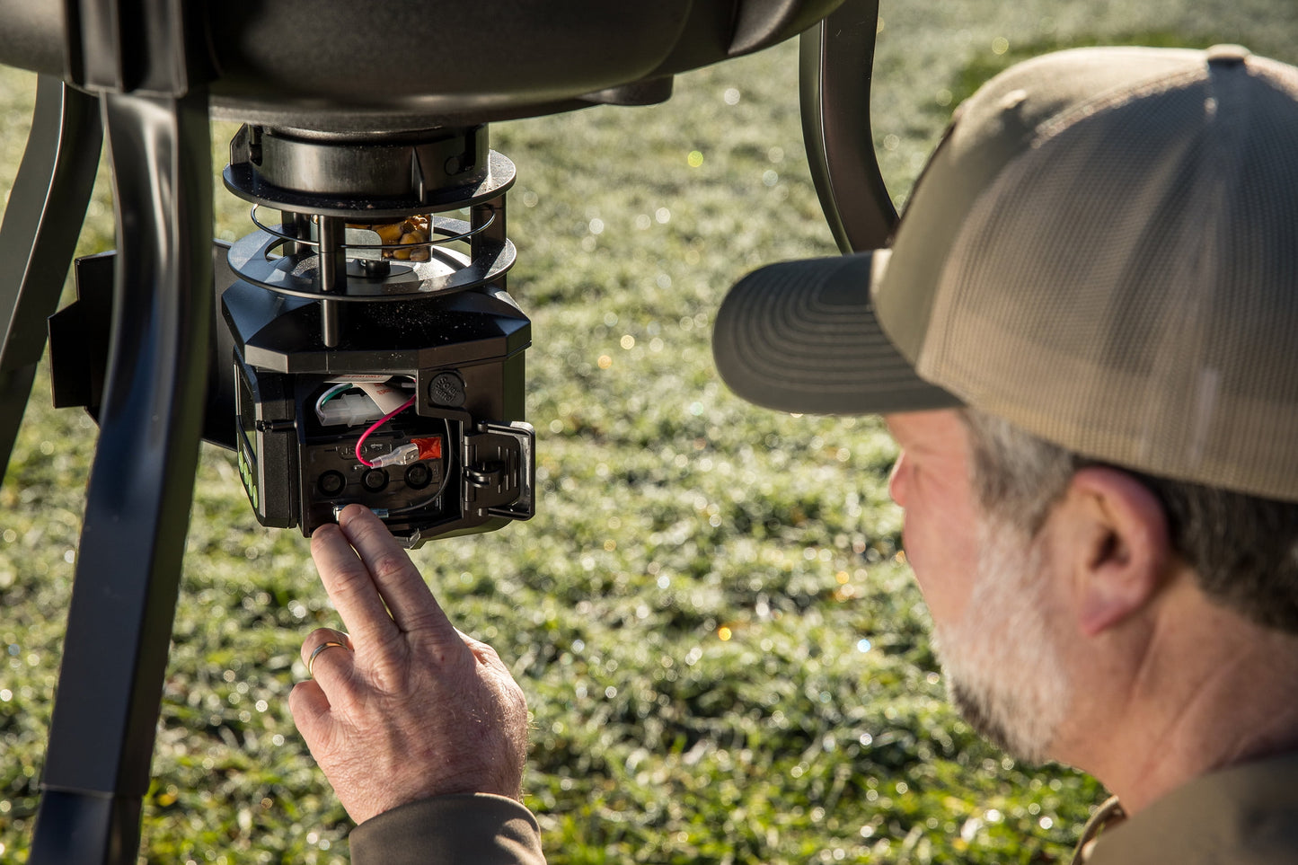 Moultrie Pro Hunter III 360° Broadcast Game Feeder Kit
