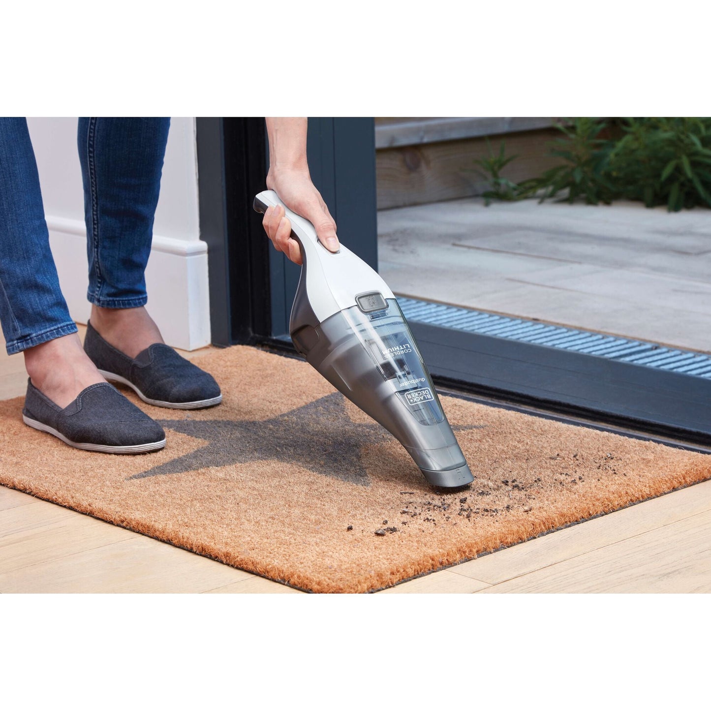 Black& Decker HNVC215B10 Dustbuster Hand Vacuum (White)