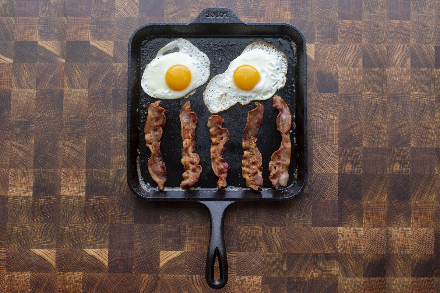 Lodge Cast Iron 11" Savor the Outdoors, Seasoned Square Griddle, Black