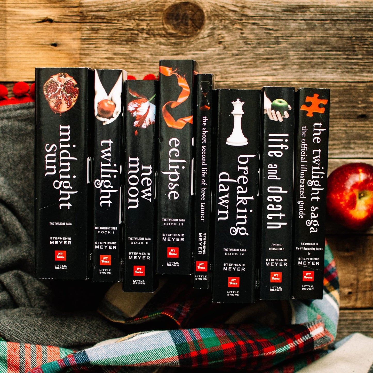 The Twilight Saga Complete Collection (Paperback)